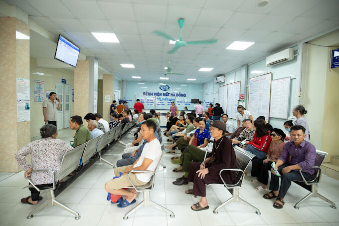 Khám bệnh tại Bệnh viện Mắt Hà Đông