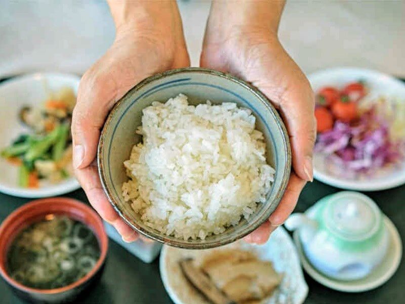 1 chén cơm chứa bao nhiêu calo?