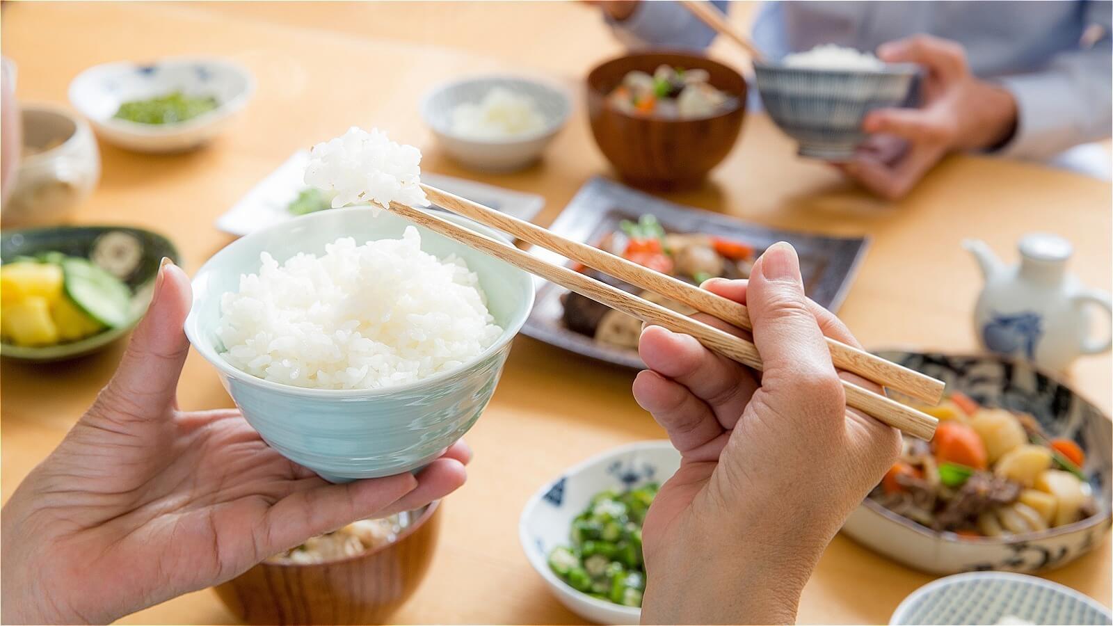 1 chén cơm chứa bao nhiêu calo? 1 ngày nên ăn mấy chén cơm?