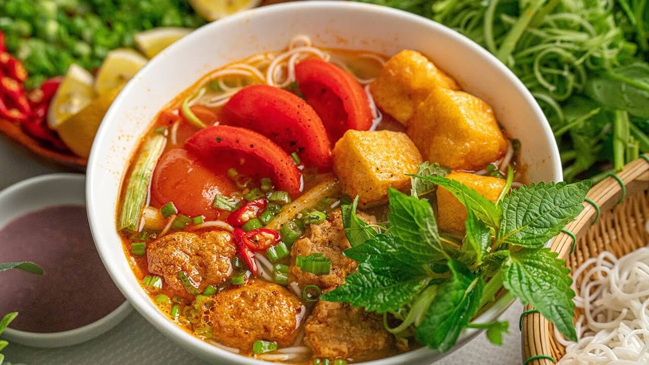 1 tô bún riêu chứa bao nhiêu calo? Ăn bún riêu có béo không?
