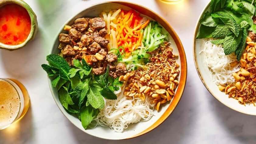 1 tô bún thịt nướng bao nhiêu calo? Ăn bún thịt nướng có mập không?