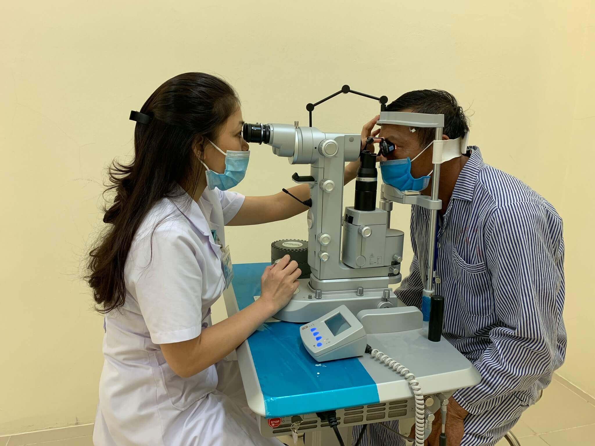 Bệnh nhân khám chữa bệnh tại Bệnh viện Mắt tỉnh Nam Định