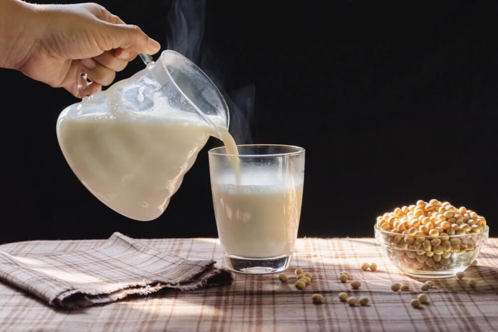 Nên uống sữa đậu nành có đường hay không đường?