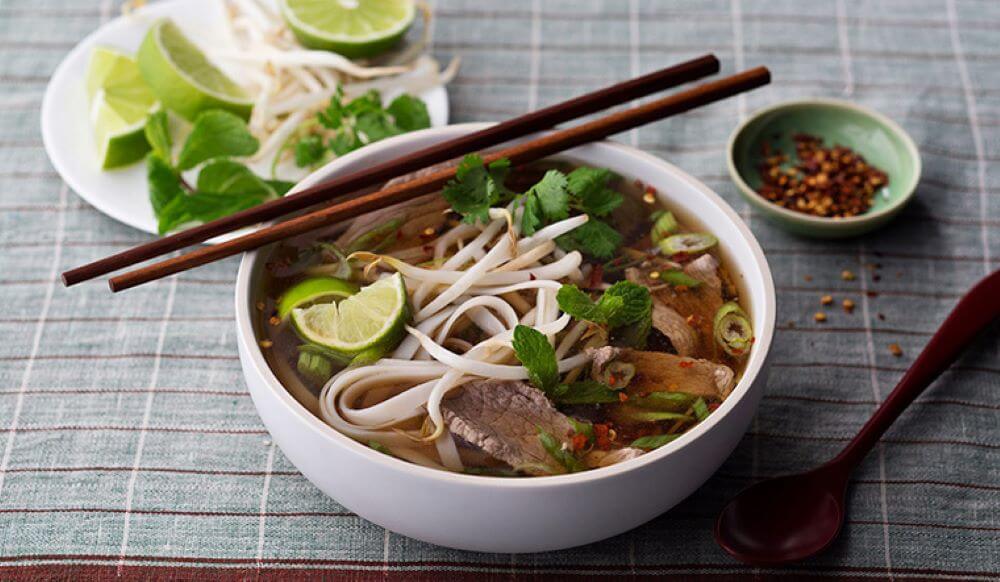 Một bát phở bao nhiêu calo? Ăn phở có tốt cho sức khỏe không?