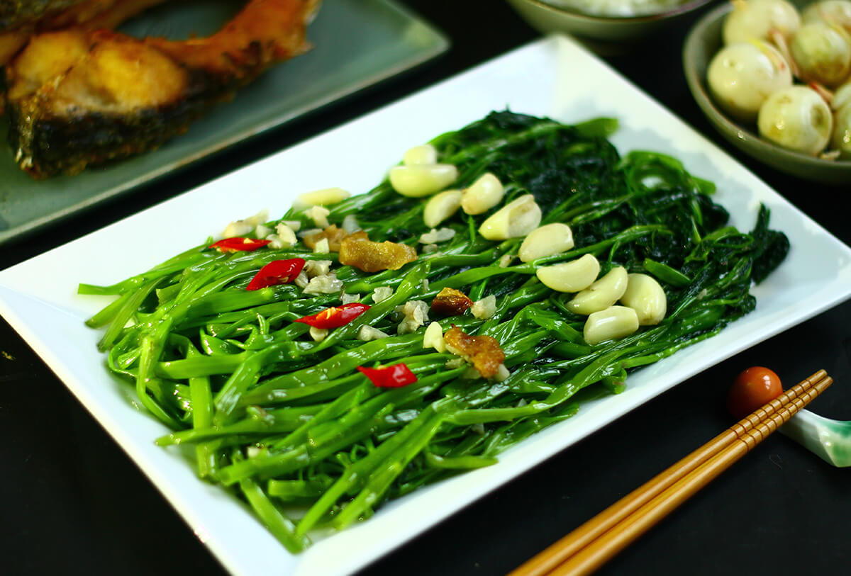 Rau muống xào bao nhiêu calo? Ăn nhiều có tốt không?