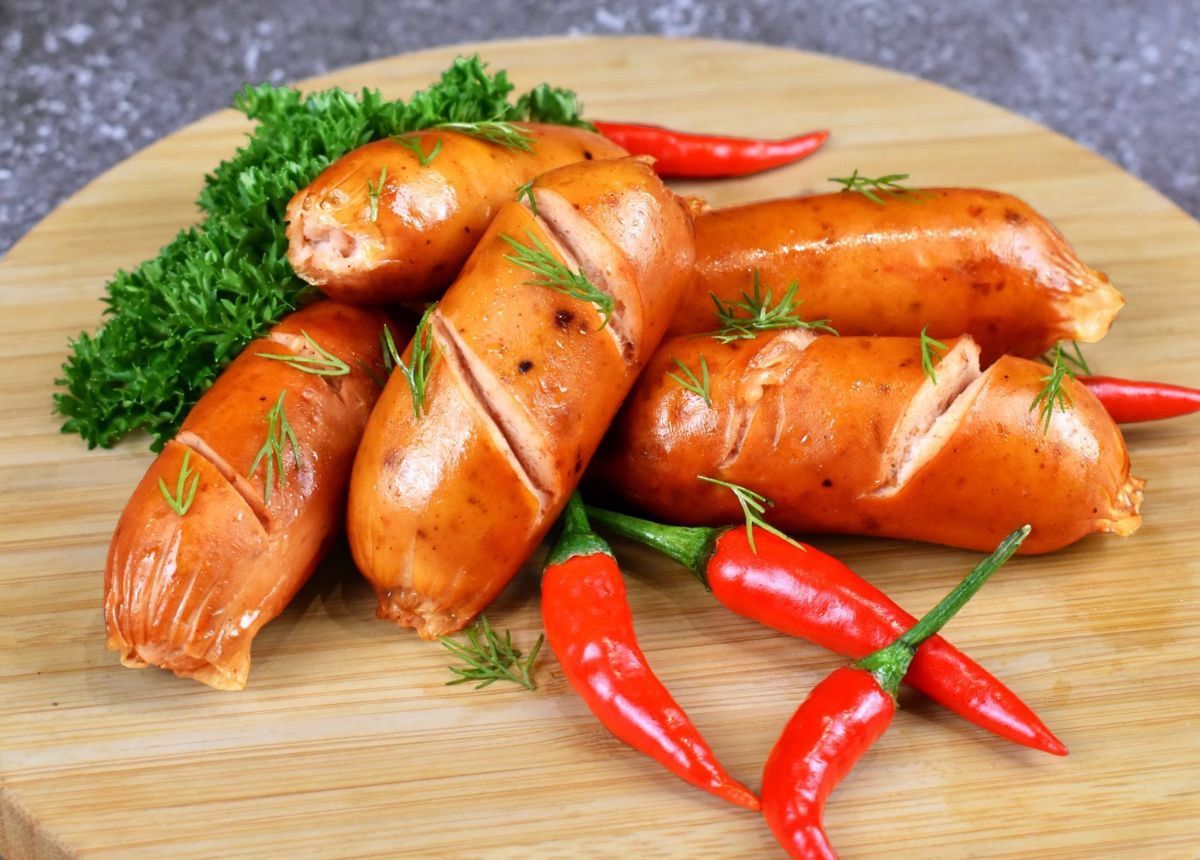Xúc xích Đức bao nhiêu calo? Ăn xúc xích Đức có mập (béo) không?