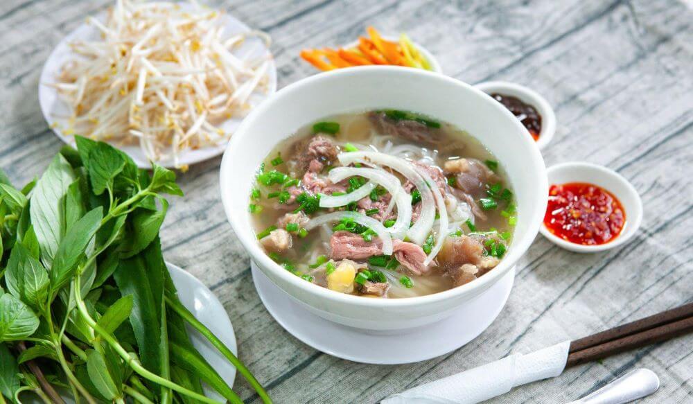 Cách ăn phở bò không lo béo