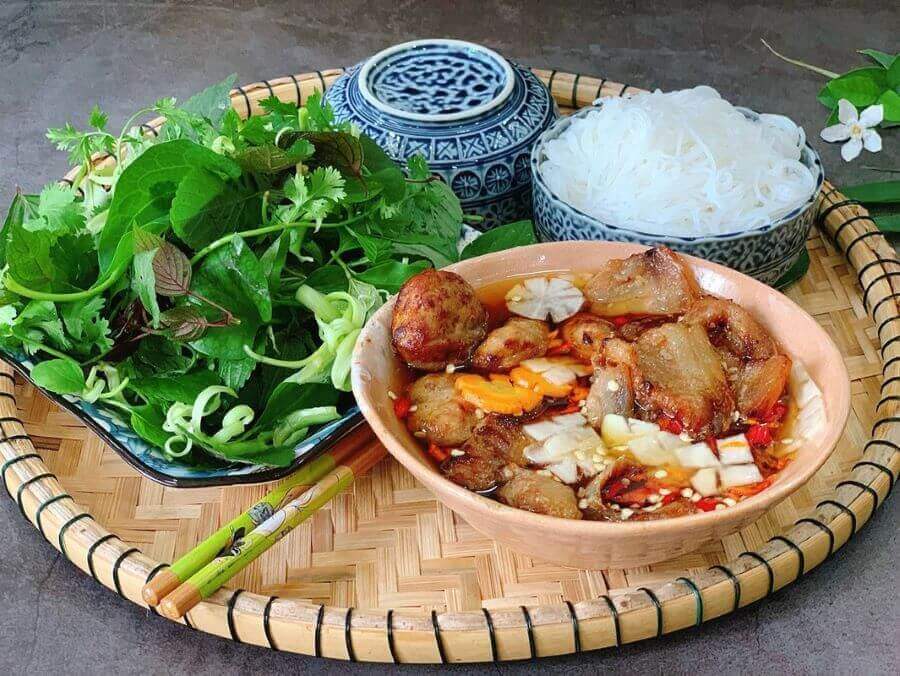 Bún chả Hà Nội bao nhiêu calo? Ăn bún chả Hà Nội có béo không?
