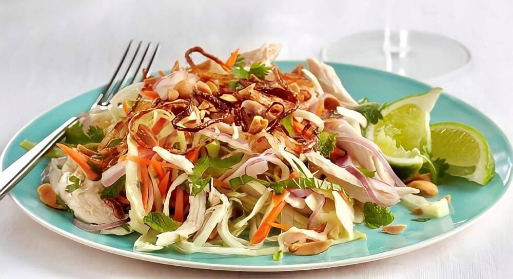 Gỏi gà bao nhiêu calo? Ăn gỏi gà có béo (mập) không?