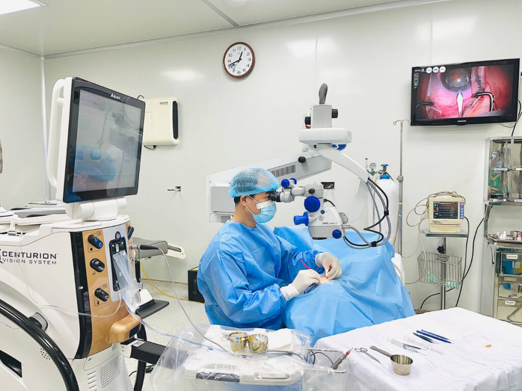 Hoạt động điều trị tại Bệnh viện Mắt Hà Nội