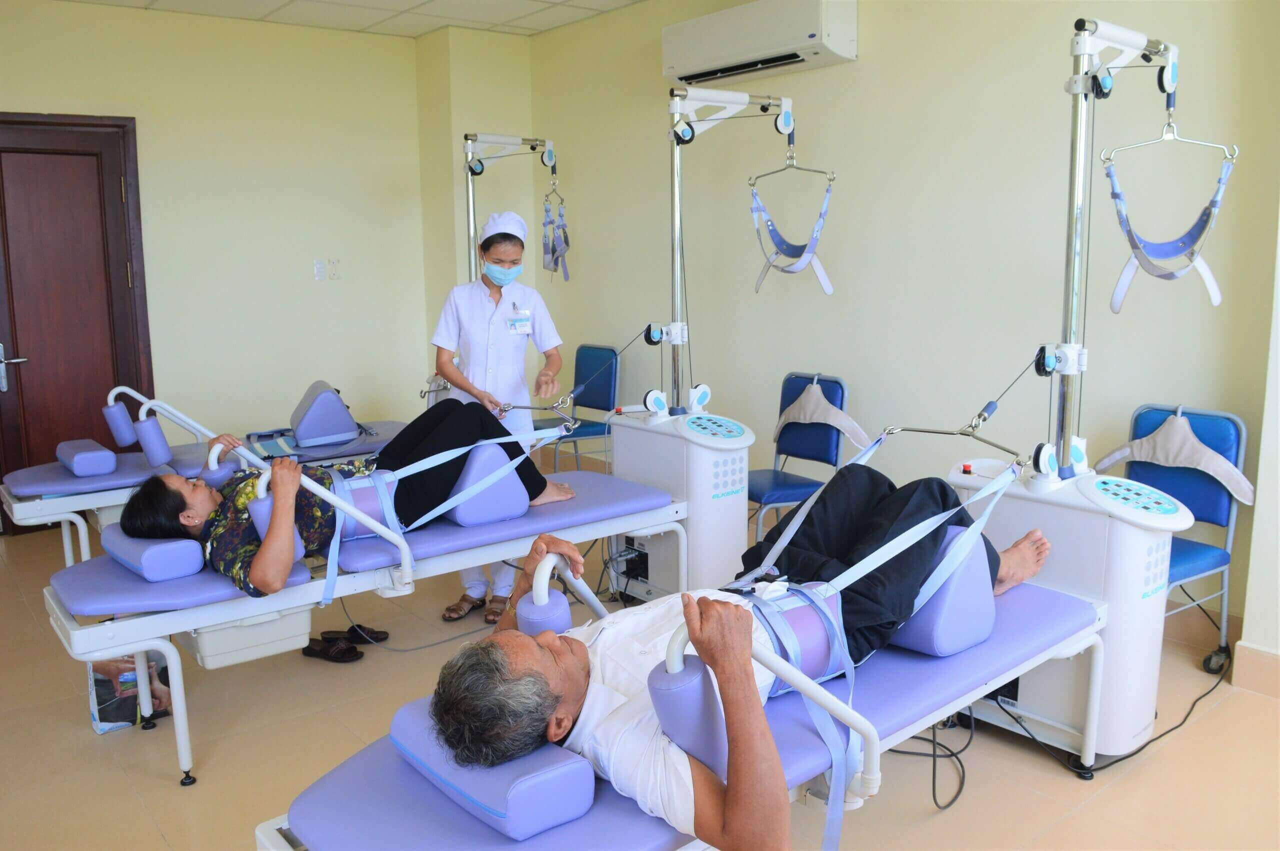 Bệnh nhân tập vật lý trị liệu tại Bệnh viện Phục hồi chức năng tỉnh Thừa Thiên Huế