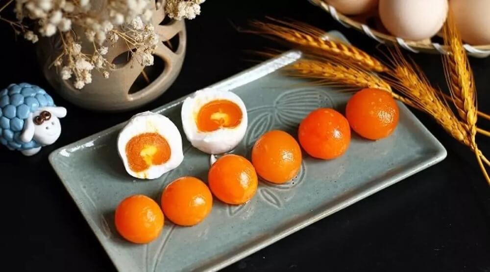 Trứng muối bao nhiêu calo? Ăn trứng muối có tốt không?