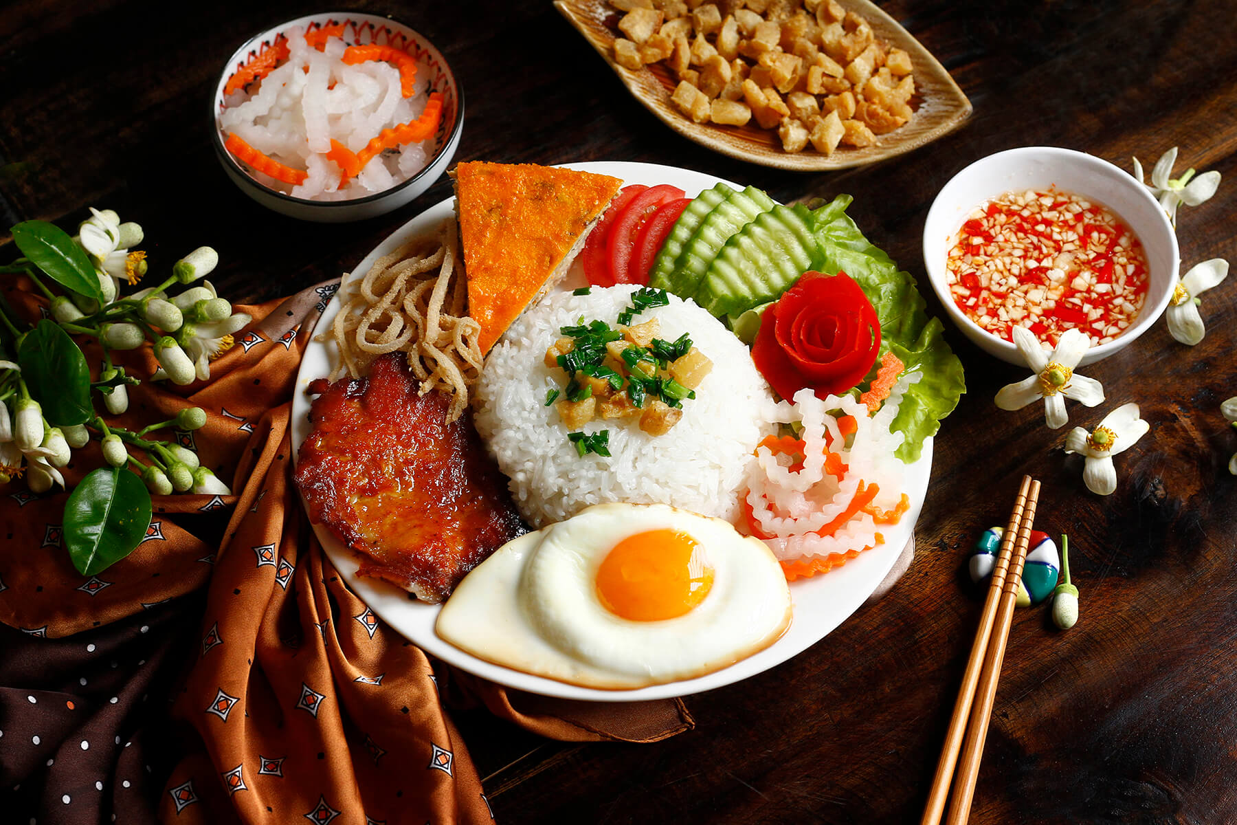 Cơm sườn bao nhiêu calo? Ăn cơm sườn có béo không?
