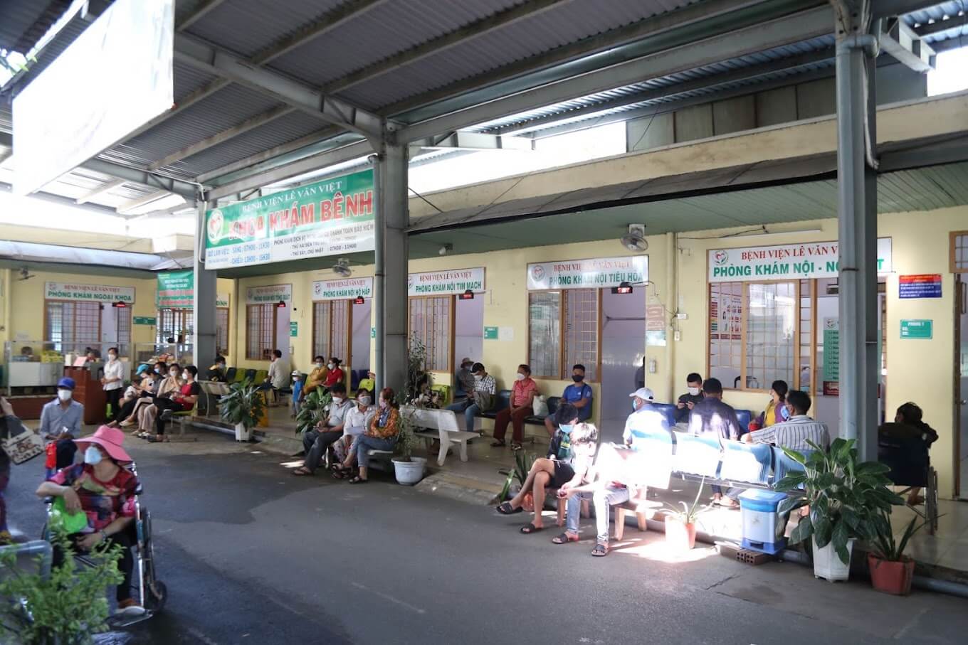 Bệnh nhân đến thăm khám tại bệnh viện