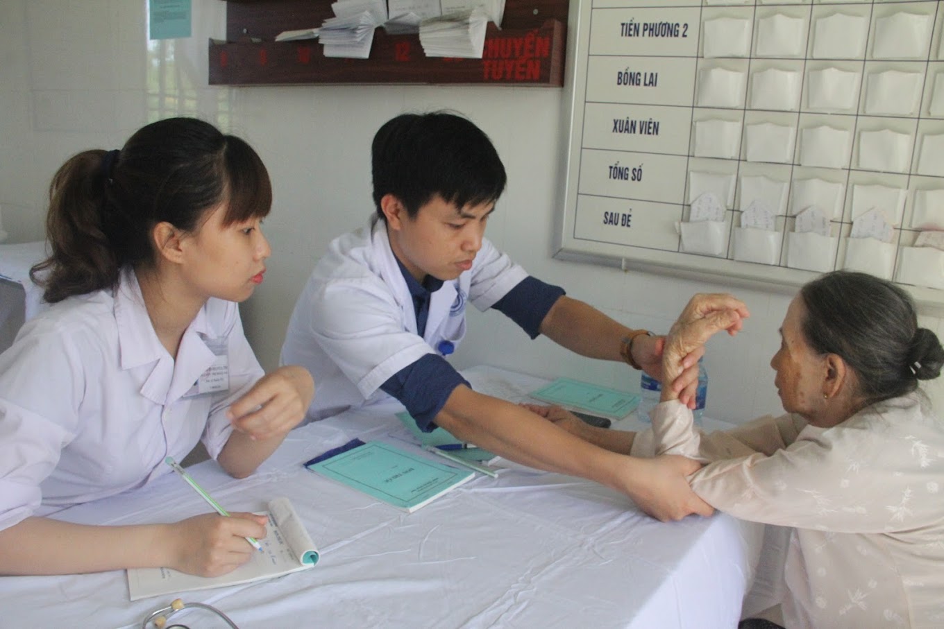 Bệnh nhân thăm khám tại bệnh viện