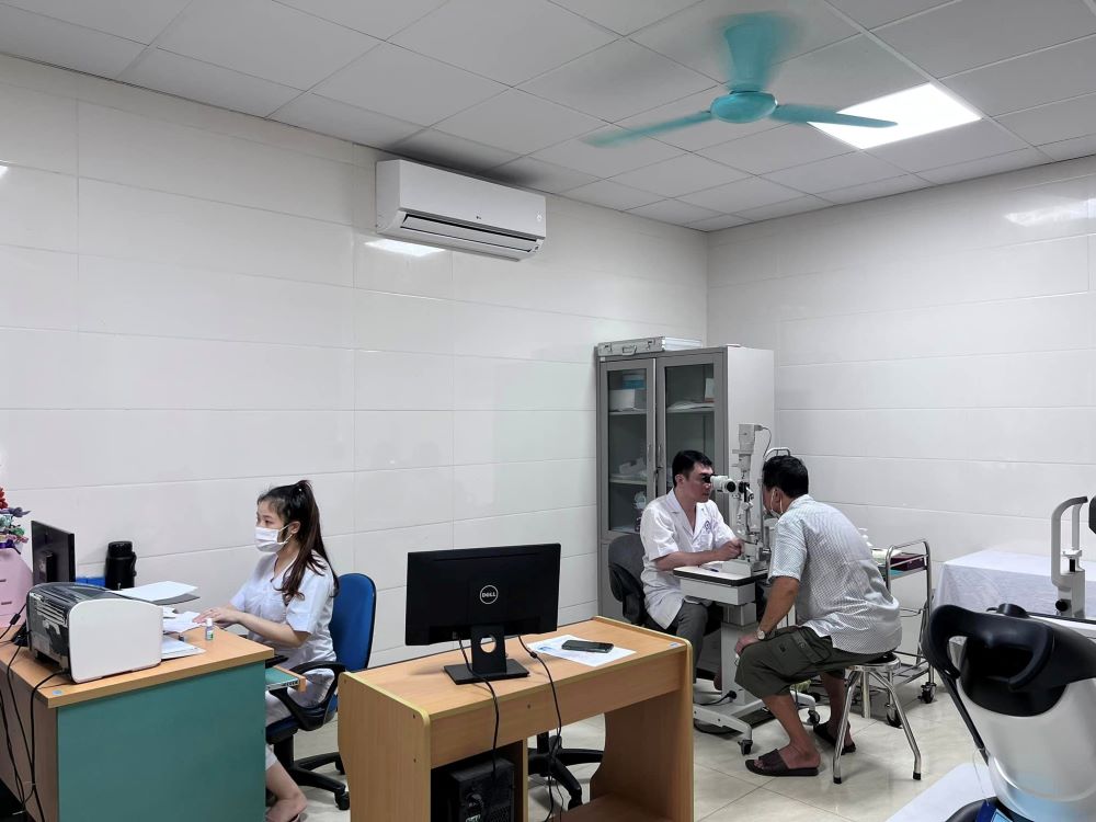 Bác sĩ khám bệnh tại bệnh viện