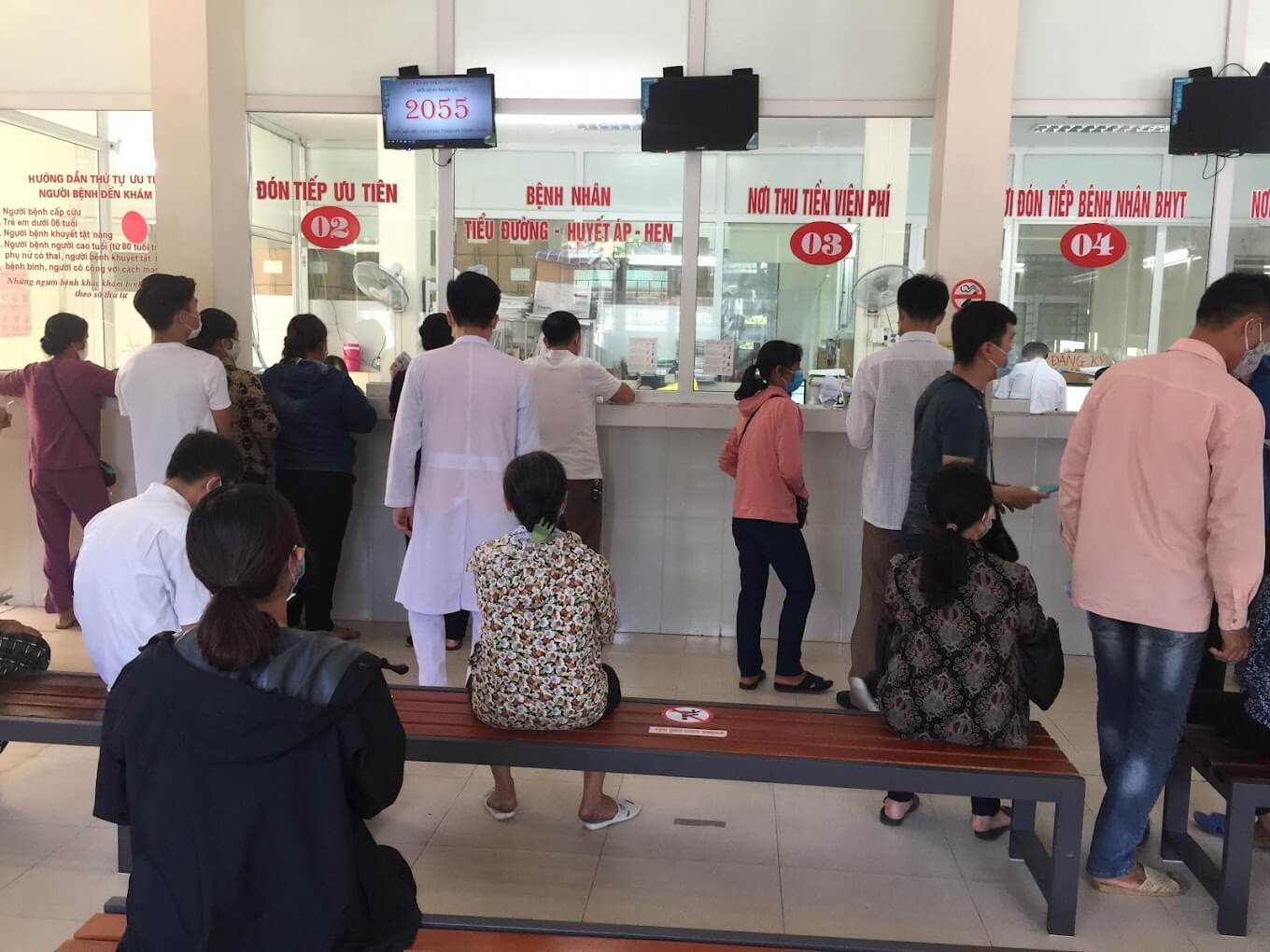 Bệnh nhân đến thăm khám tại bệnh viện