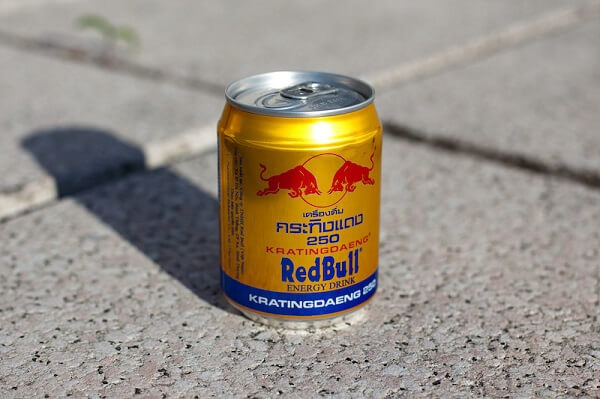 1 lon bò húc (Red Bull) bao nhiêu calo? Lưu ý khi uống bò húc
