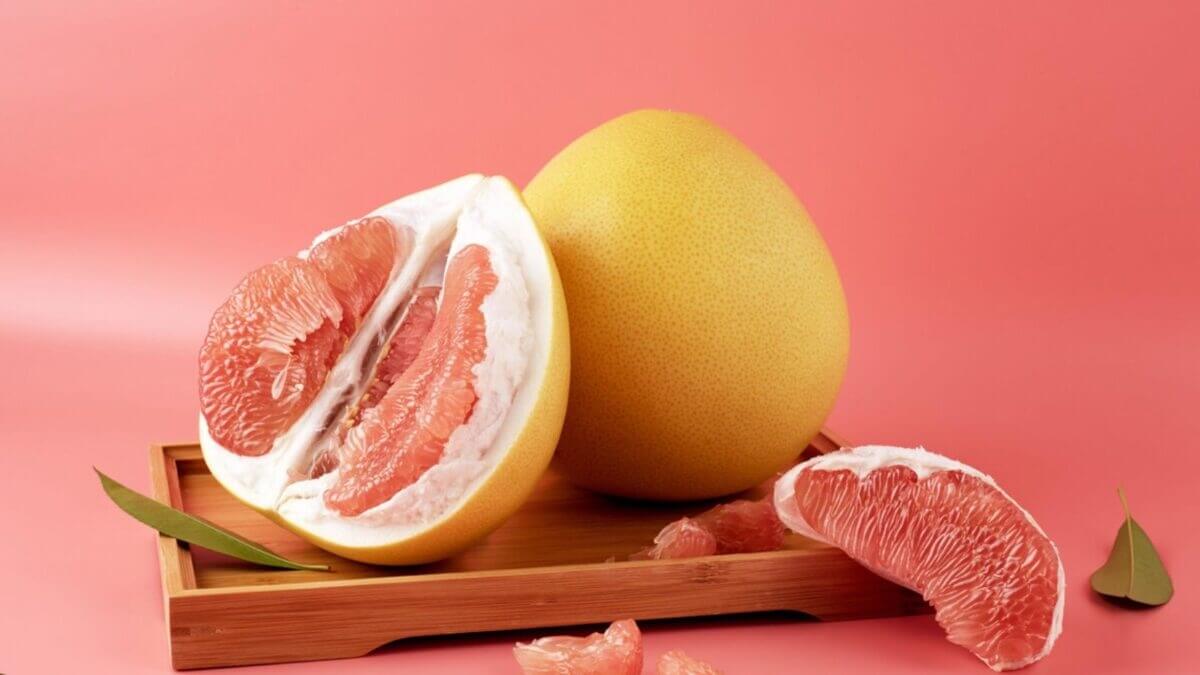 100g bưởi bao nhiêu calo? Ăn bưởi có giúp giảm cân không?