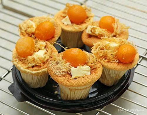 Bánh bông lan trứng muối bao nhiêu calo?