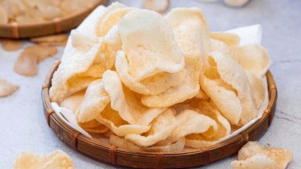 Trong 100g bánh phồng tôm chiên có khoảng 500 - 600 calo