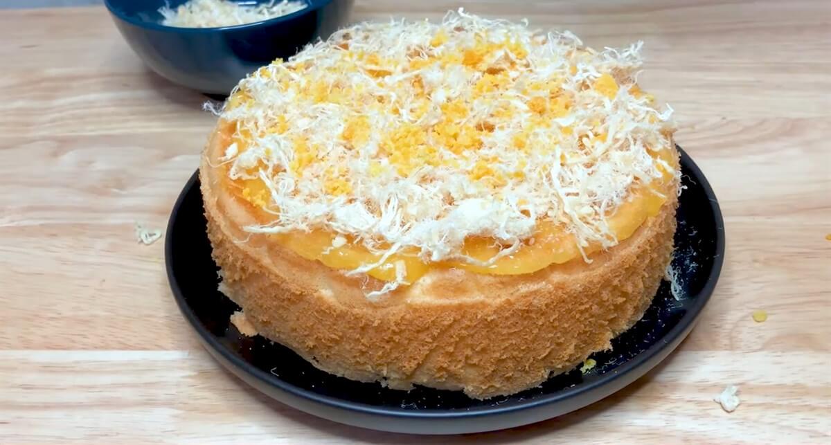 Bánh bông lan trứng muối có khối lượng 50g, chứa khoảng 215 calo