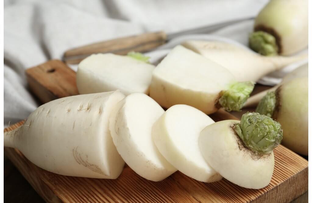 Theo cơ sở dữ liệu dinh dưỡng của Bộ Nông nghiệp Hoa Kỳ (USDA), trong 100g củ cải trắng có chứa khoảng 18 calo