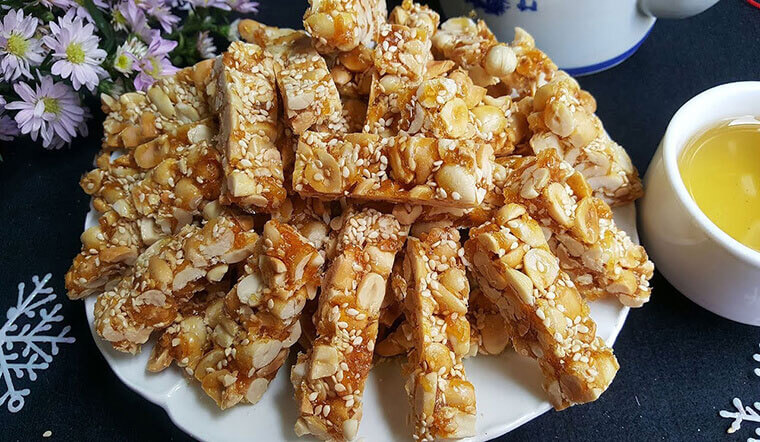 Theo nguồn thông tin cung cấp từ Bộ Nông Nghiệp Hoa Kỳ (USDA), trong 100gr kẹo lạc chứa khoảng 486 calo