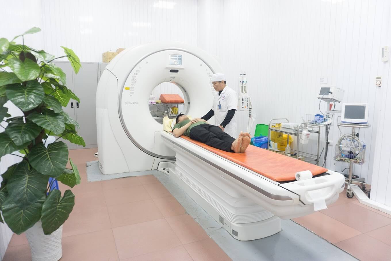 Bệnh nhân đến thăm khám tai bệnh viện