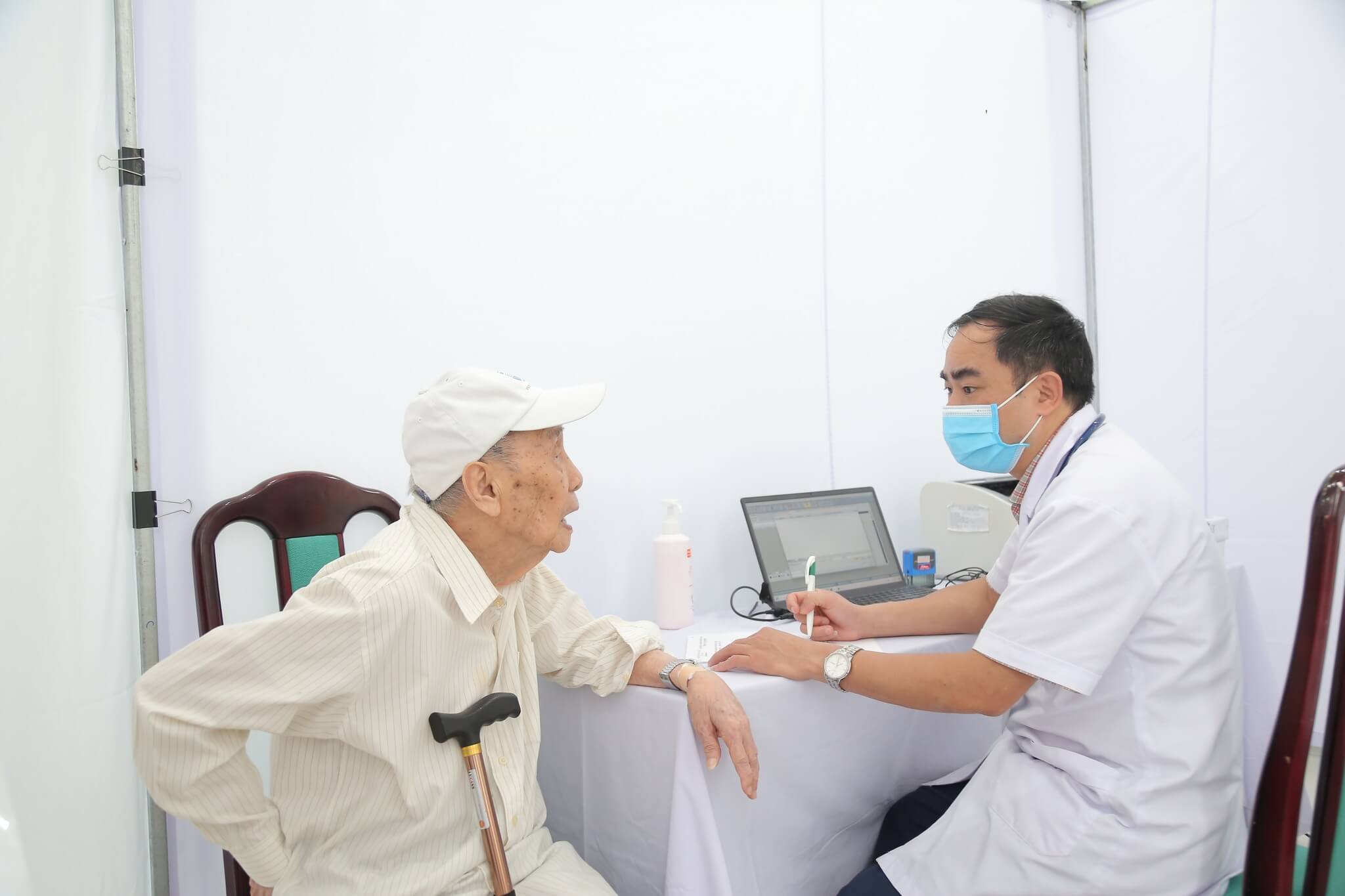 Bệnh nhân đến thăm khám tại bệnh viện