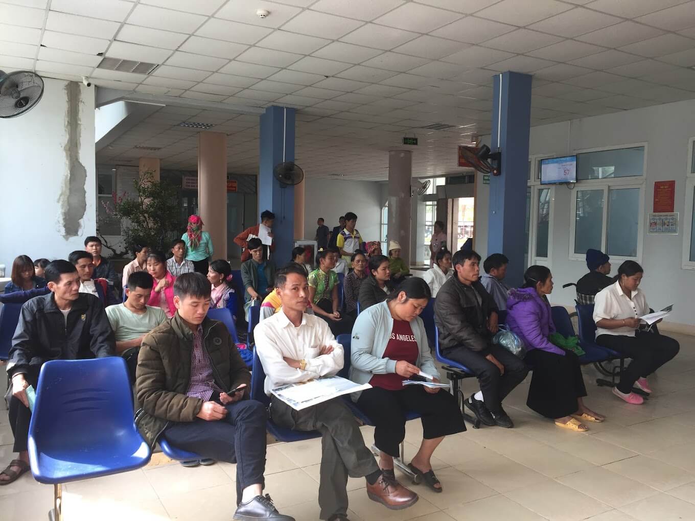 Bệnh nhân đến thăm khám tại bệnh viện
