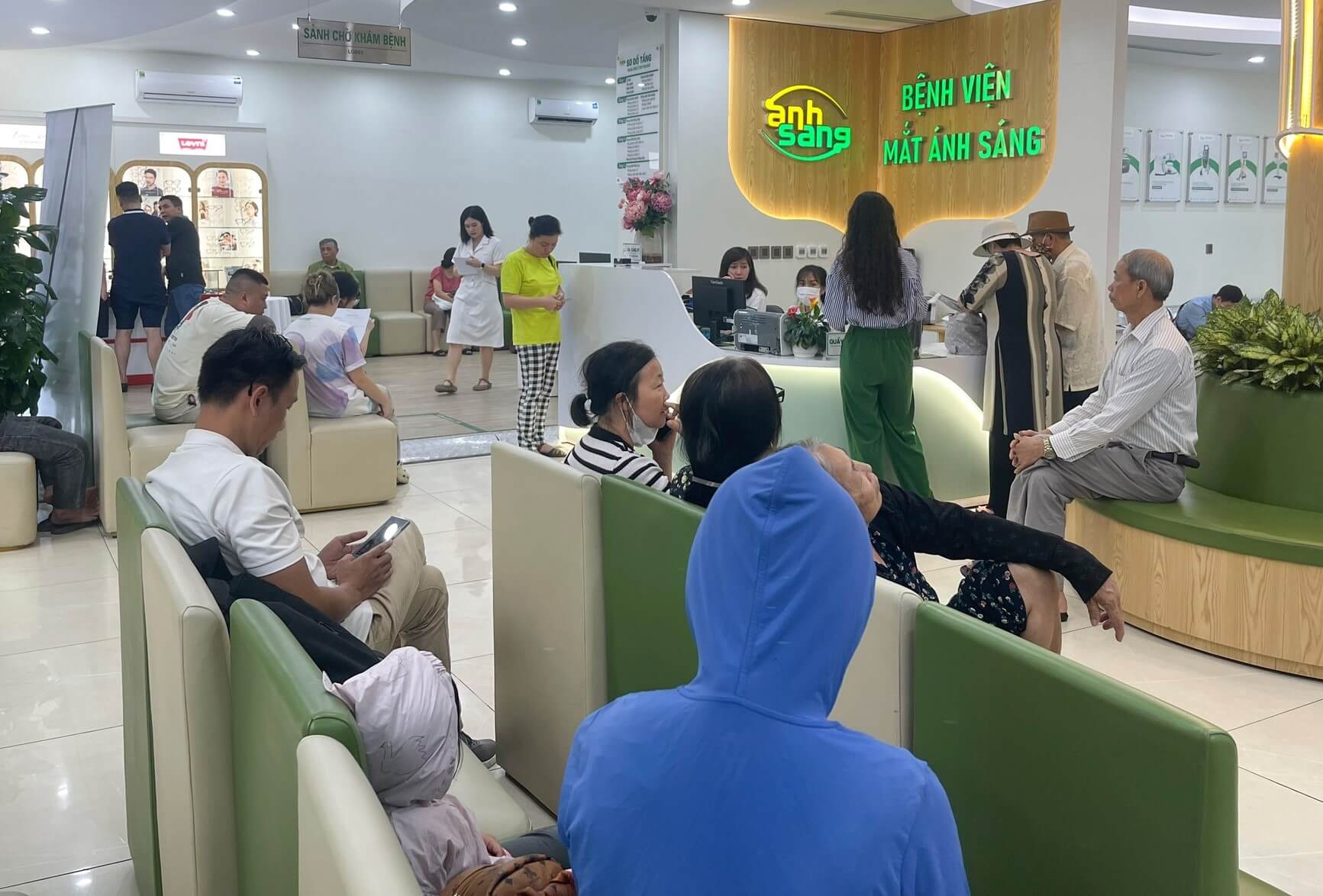 Bệnh nhân đến thăm khám tại bệnh viện