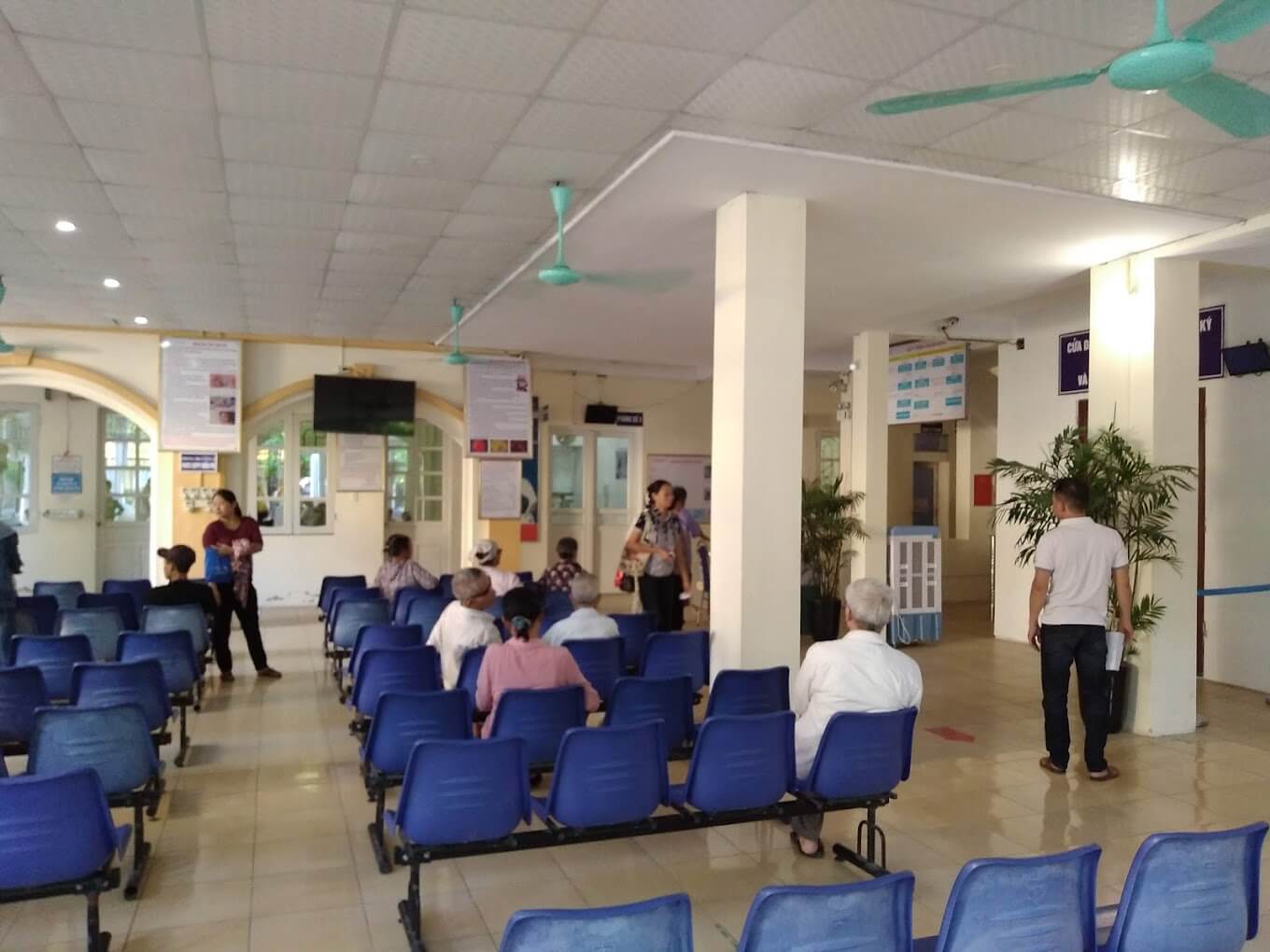 Bệnh nhân đến thăm khám tại bệnh viện