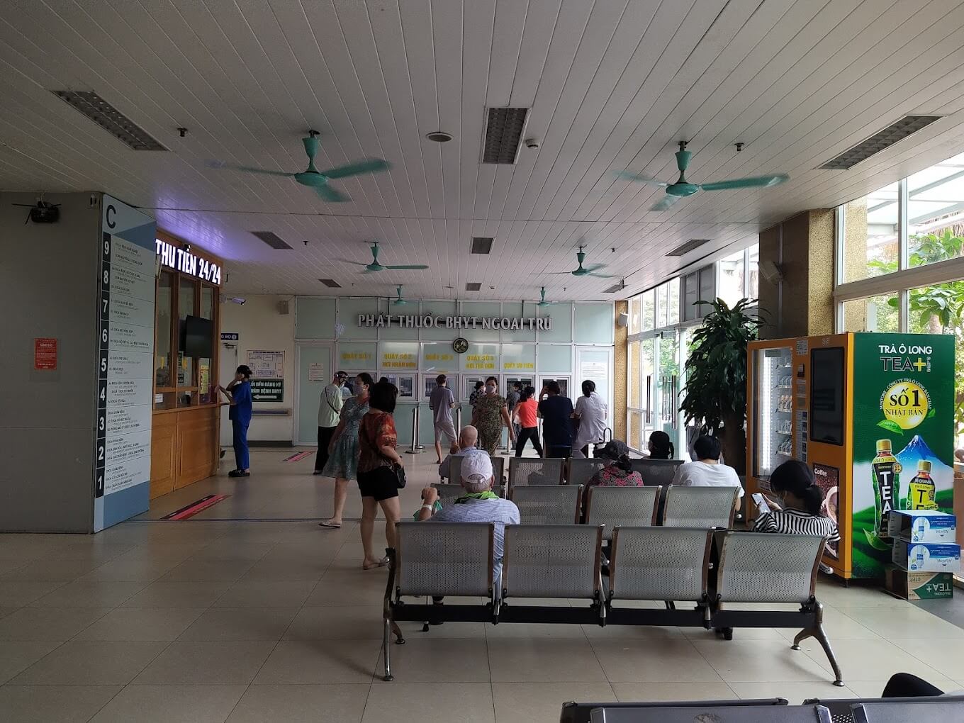 Bệnh nhân đến thăm khám tại bệnh viện