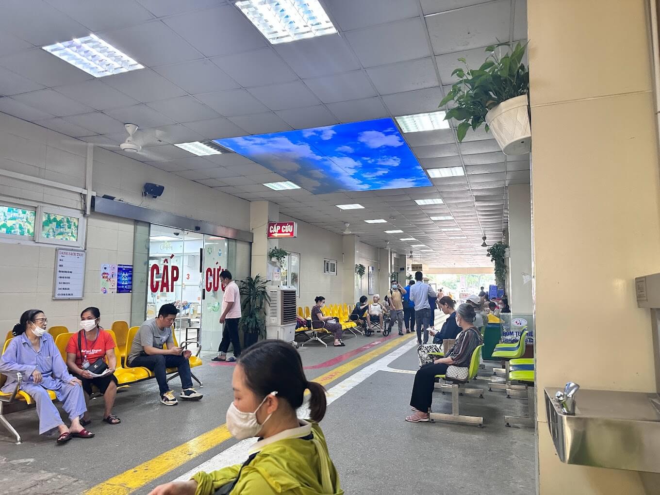 Bệnh nhân đến thăm khám tại bệnh viện