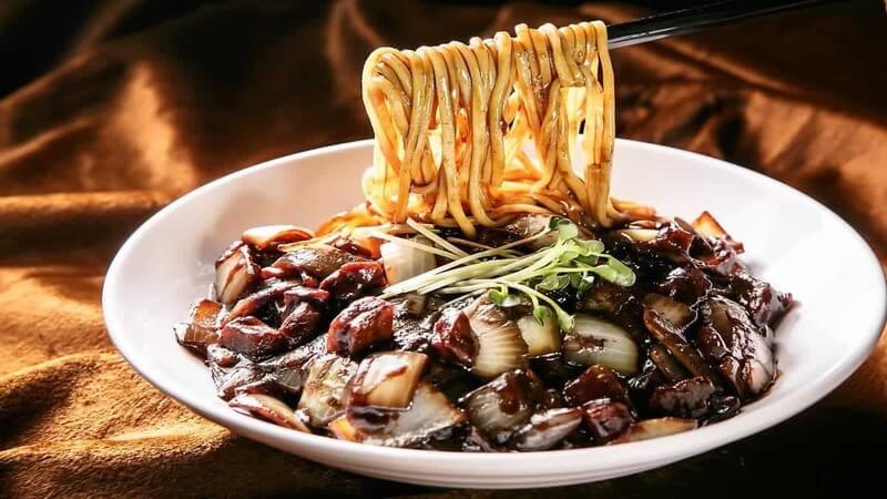 Theo các chuyên gia dinh dưỡng, mỗi phần mì tương đen 135gr sẽ cung cấp khoảng 350 - 420 calo