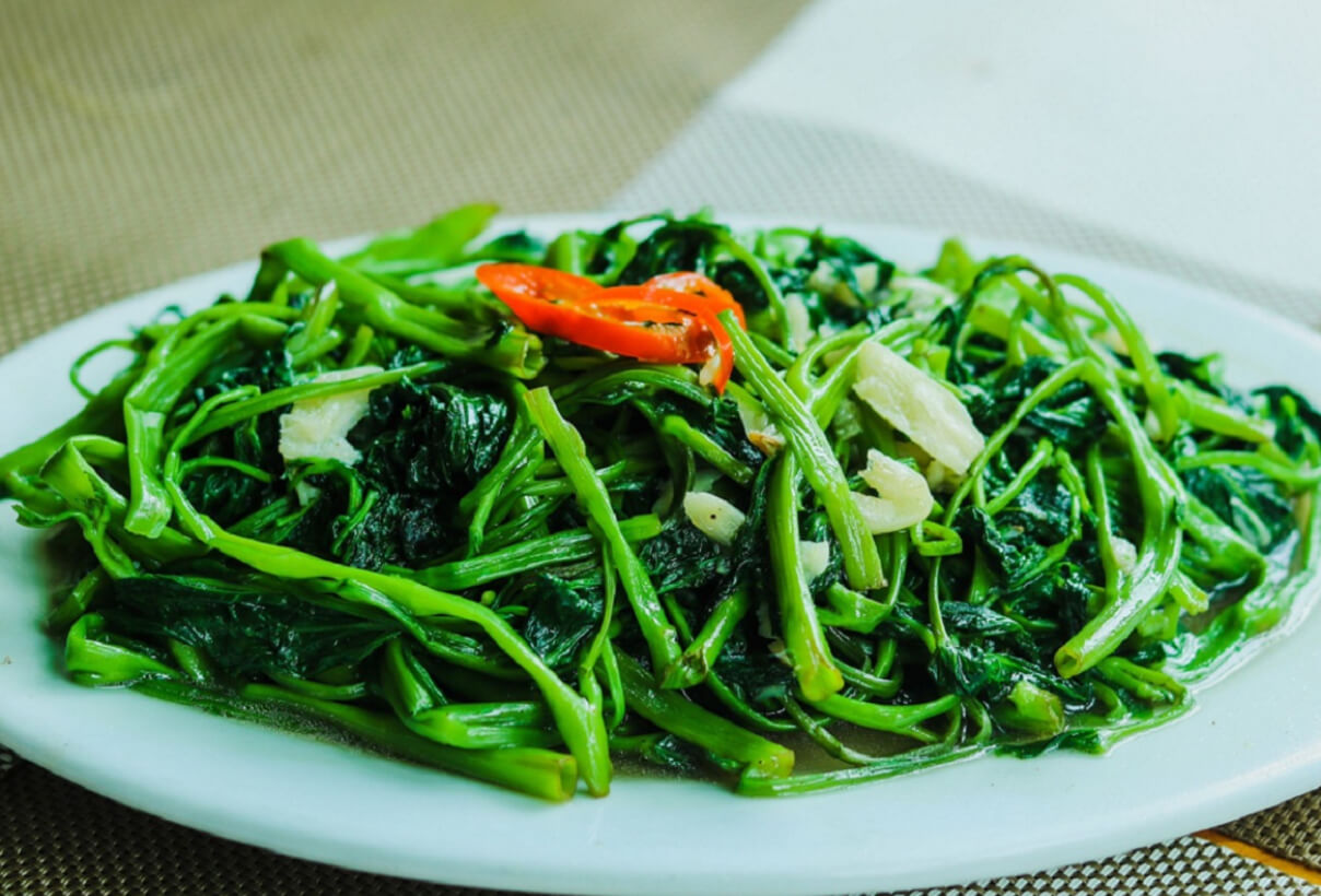 Trung bình mỗi 100g rau muống xào tỏi chứa khoảng 40-45 calo