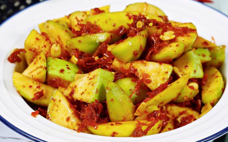 Theo Cơ quan Quản lý Thực phẩm và Dược phẩm Hoa Kỳ (USDA), trong 100g xoài lắc chứa khoảng 103 calo