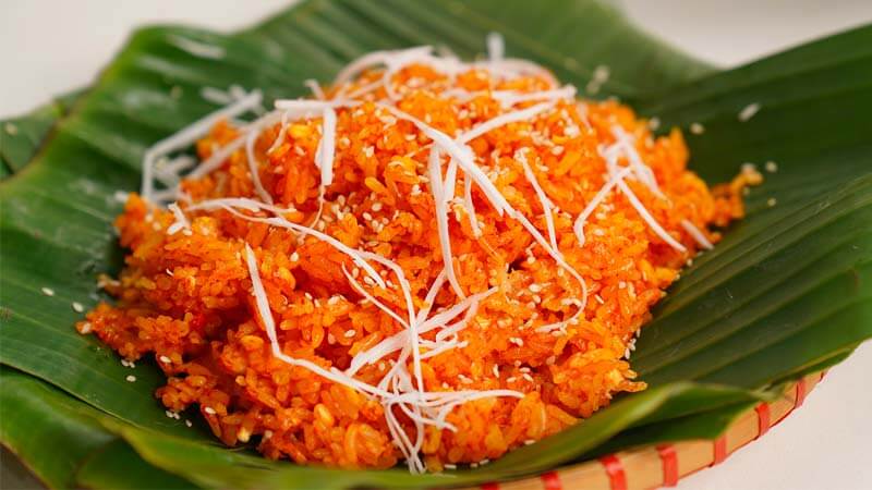Theo các chuyên gia dinh dưỡng, 100g xôi gấc chứa khoảng 300 - 400 calo